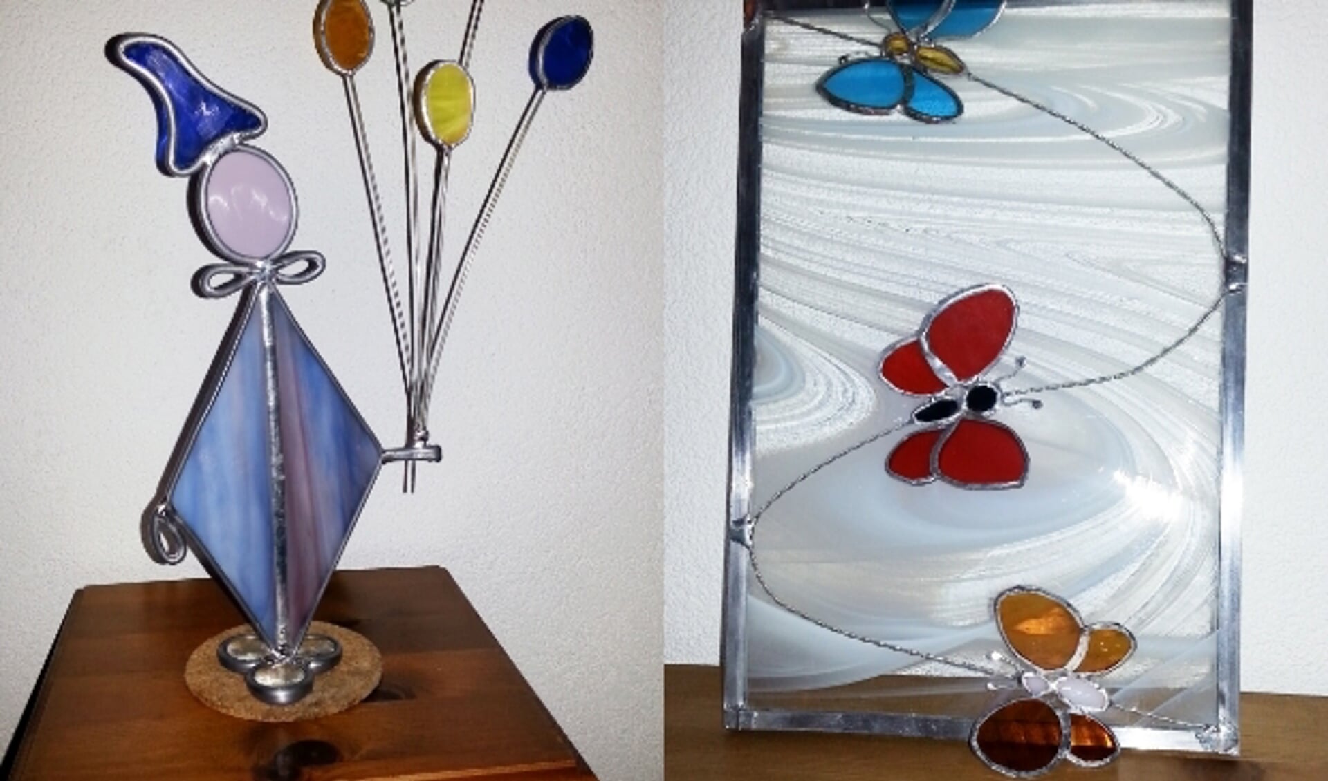 Glas-in-lood-kunst (Clown en Vlinders) die te zien is in Museum Oud Soest.