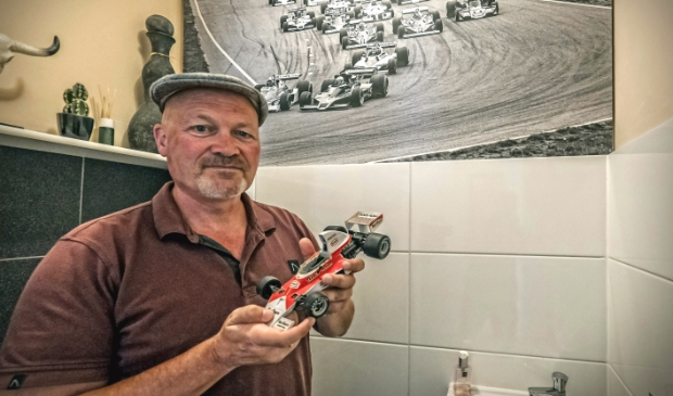 <p>In het toilet, boven het fonteintje, hangt de onuitwisbare herinnering; een foto van de start van de Grand Prix 1977. </p>