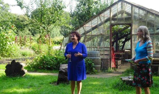 <p>Sharon Dijksma sprak haar waardering uit voor het boek van Liesbeth Paardekooper.</p>