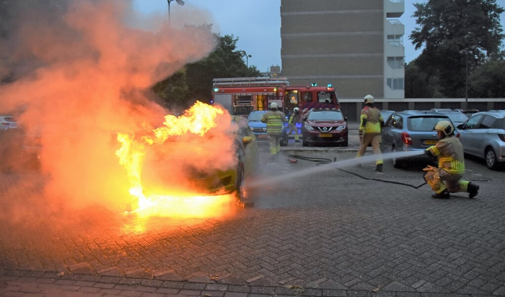 De brandweer had de handen vol aan de brand op de Veenbesstraat. 
