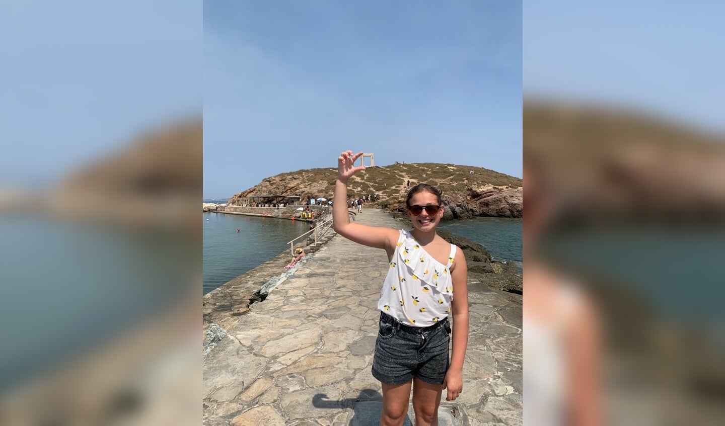 ,,Op de foto onze dochter Fleur van de Biezen tijdens onze vakantie in Griekenland op 4 augustus. De foto is gemaakt bij de Portara van Naxos (poort uit de oudheid) op het eiland Naxos.
