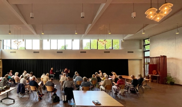 Concertkoor repeteert in de kerkzaal in De Open Hof