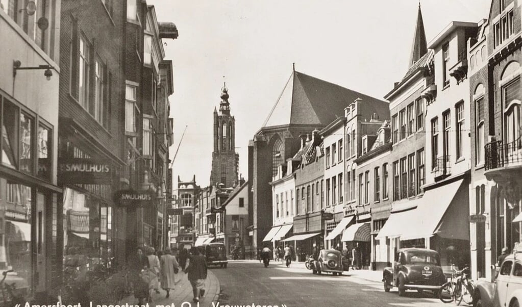 Op deze foto zien we de Langestraat omstreeks 1950. 