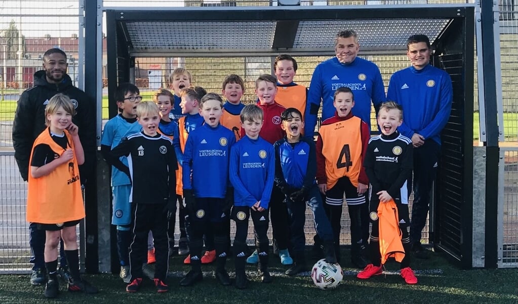 een aantal van onze leden en trainers tijdens een voetbalkamp