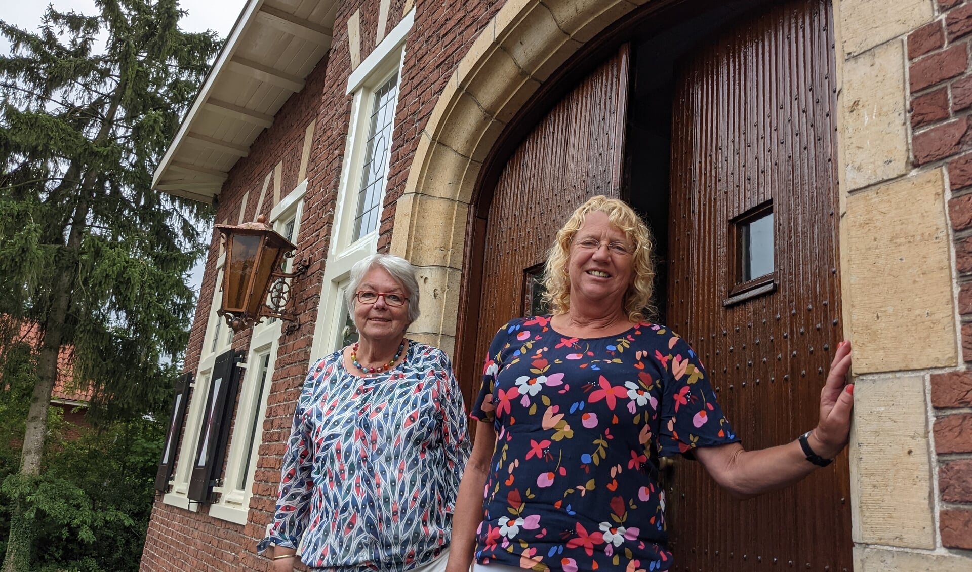 Betty van der Meulen (l) draagt het voorzitterschap van SVRM over aan Francien Goddijn.