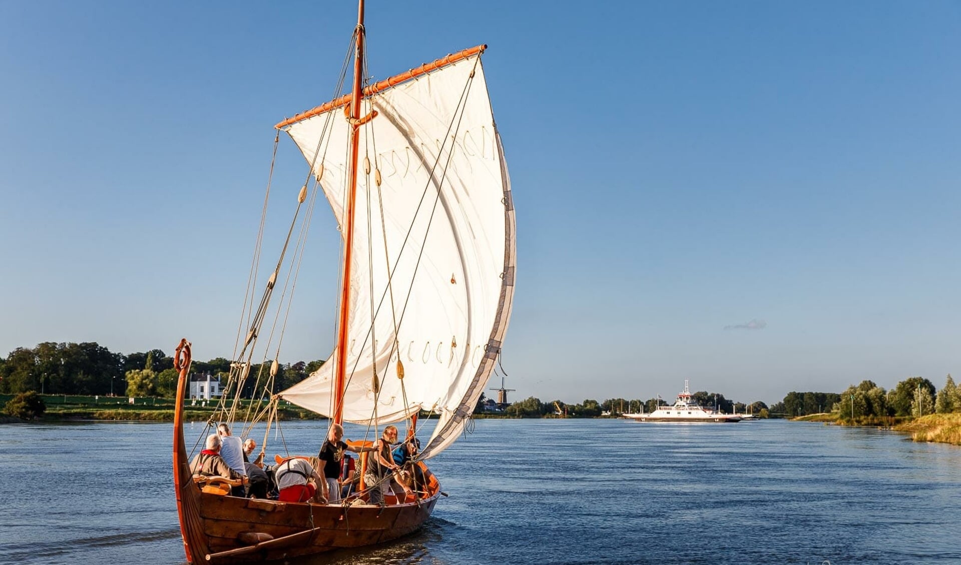 Het Vikingschip voor het eerst met zeil