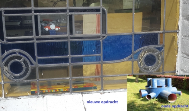 <p>Waar is dit glas in lood raam met daarin een blauwe auto afgebeeld te vinden?</p>