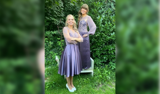 <p>Daphne van Seventer en Juliette van der Burg zijn de nieuwe heidehoogheden voor komend jaar.</p>