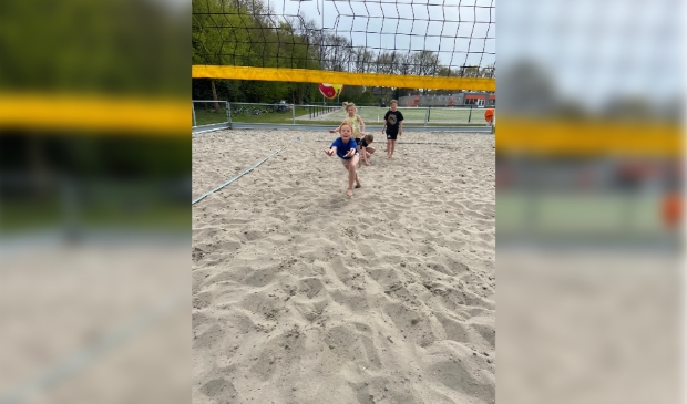 De jongste jeugd (6-12 jaar) kon beachvolleybal spelen.