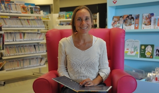 <p>Lisette Bergsma van Idea Bibliotheek Bilthoven: 'We beginnen Mama Lokaal altijd met het voorleesmoment.'</p>