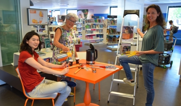 <p>Lin Vliegenthart, Dorine Donders (Netwerk medewerker publieksservice Bibliotheek Bunnik en Bilthoven) en Rosan Vernooij (Vestingingscoordinator Bibliotheek Bunnik) in het leescafé, waar ook het Repair Café gestart wordt in september.</p>