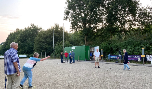 De banen van Les Boulettes zijn verlicht, waardoor ook in de avonduren gespeeld kan worden.