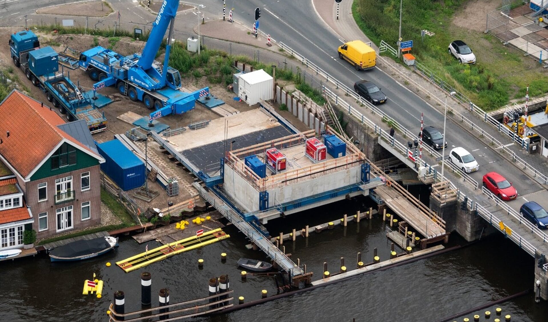 De busculekelder wordt over het water van de Amstel naar de plek geschoven waar het gevaarte zal worden afgezonken.