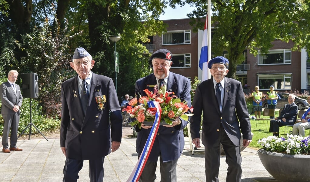 De heren Schreuder, Bouwmeester en Schoonenberg (vlnr) van de veteranen Soest-Soesterberg leggen een bloemenkrans bij het verzetsmonument aan de Ir. Menkolaan.  