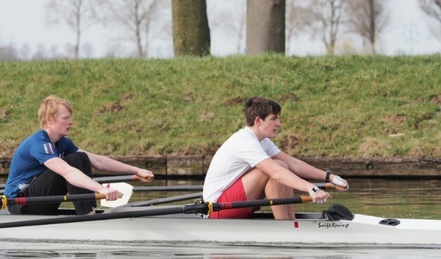 Roeiende leden van de Gorcumse Roei- en Zeilvereniging