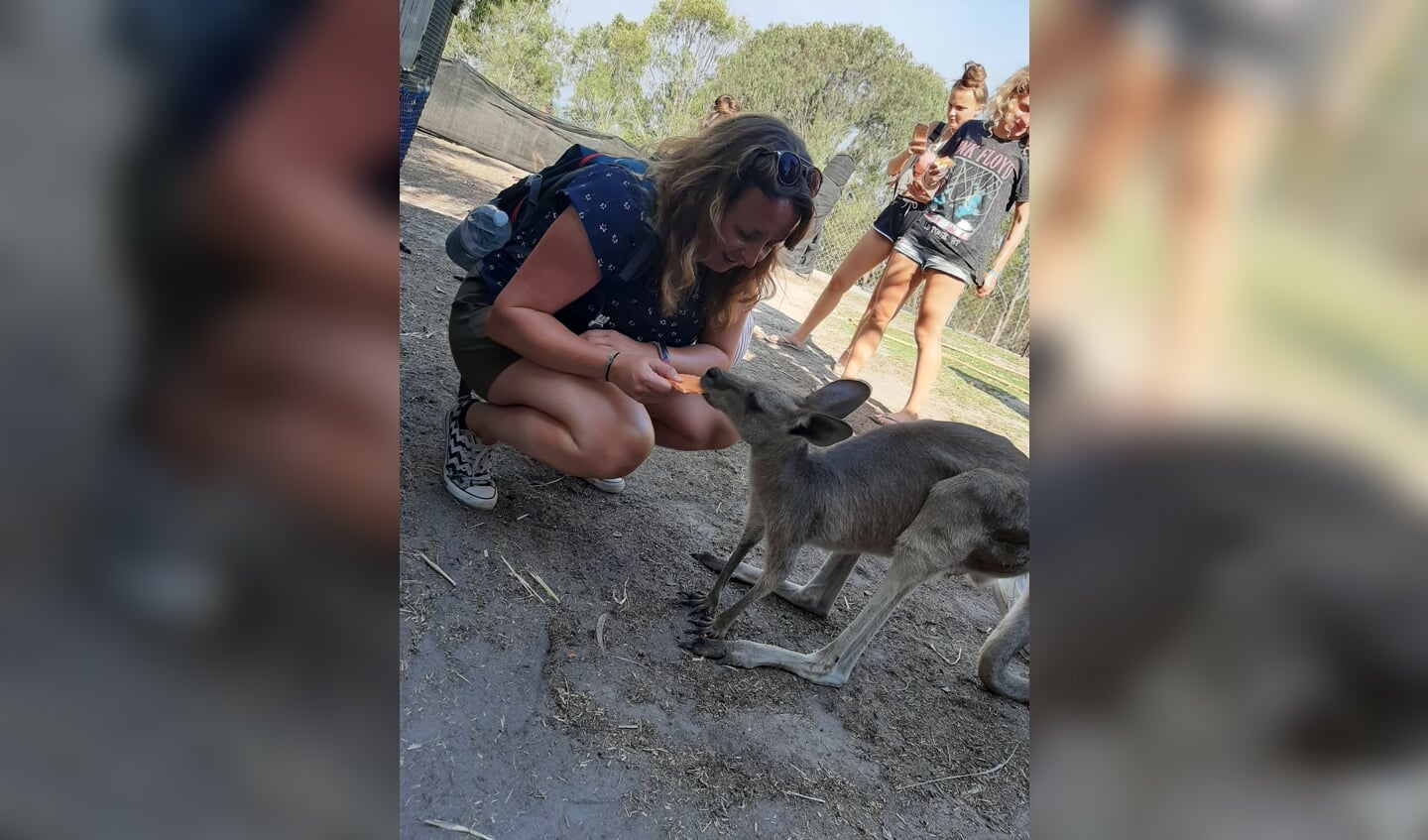 Eveline met een kangoeroe, een typisch Australisch dier.