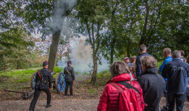 <p>Langs de Gedekte weg staan kanonnen opgesteld </p>