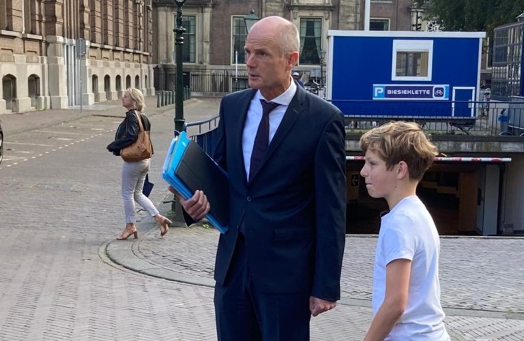 <p>Bram naast minister Stef Blok</p>