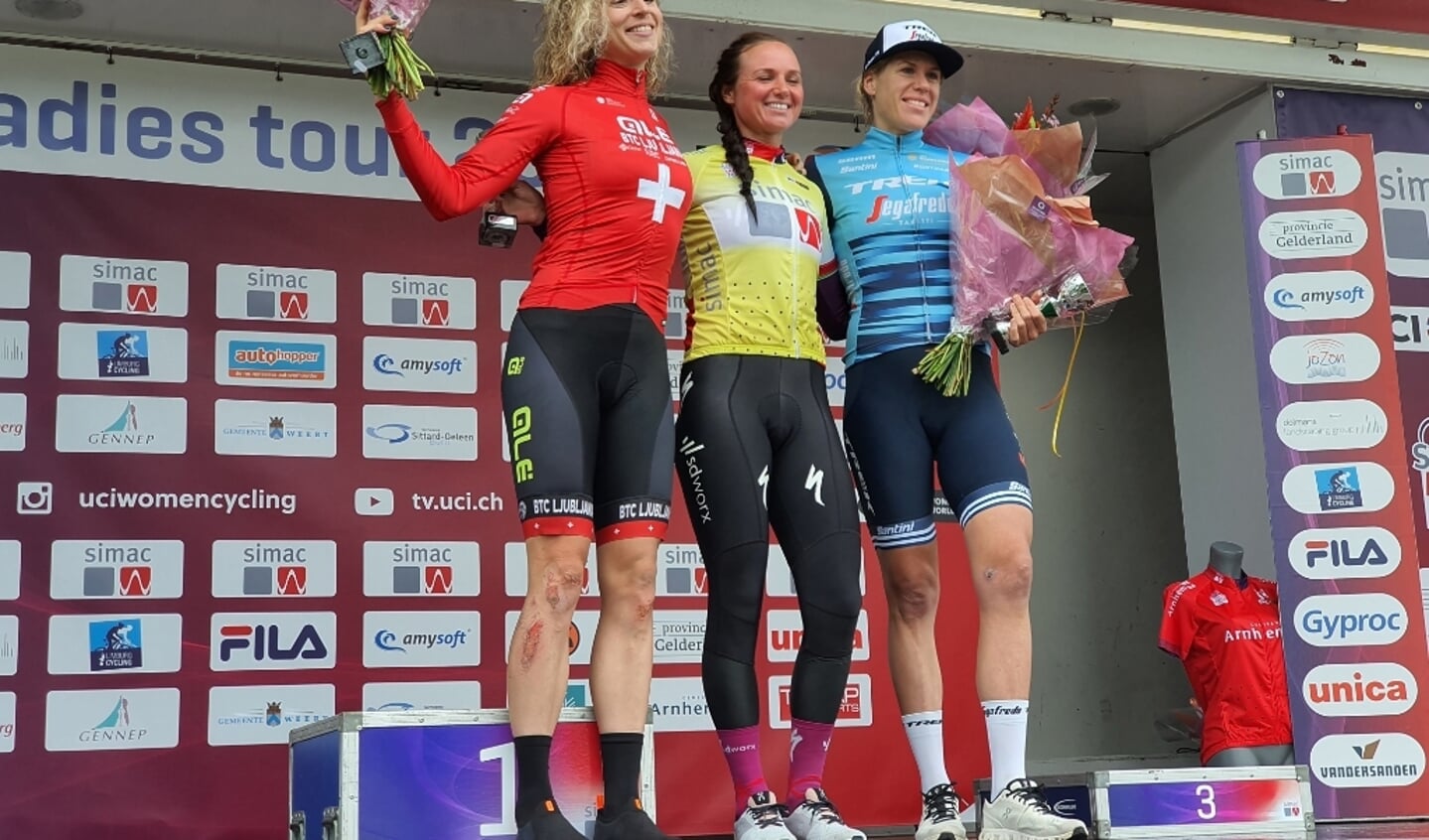 De top drie van de Simac Ladies Tour 2021: In de gele leiderstrui Cantal Van den Broek-Blaak, links de nummer twee, de Zitserse Marlen Reusser en rechts de nummer drie Ellen van Dijk.