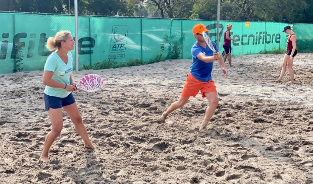 <p>Beachtennissers van TV 't Stort deelden hun velden met volleyballers van AVV Keistad.</p>