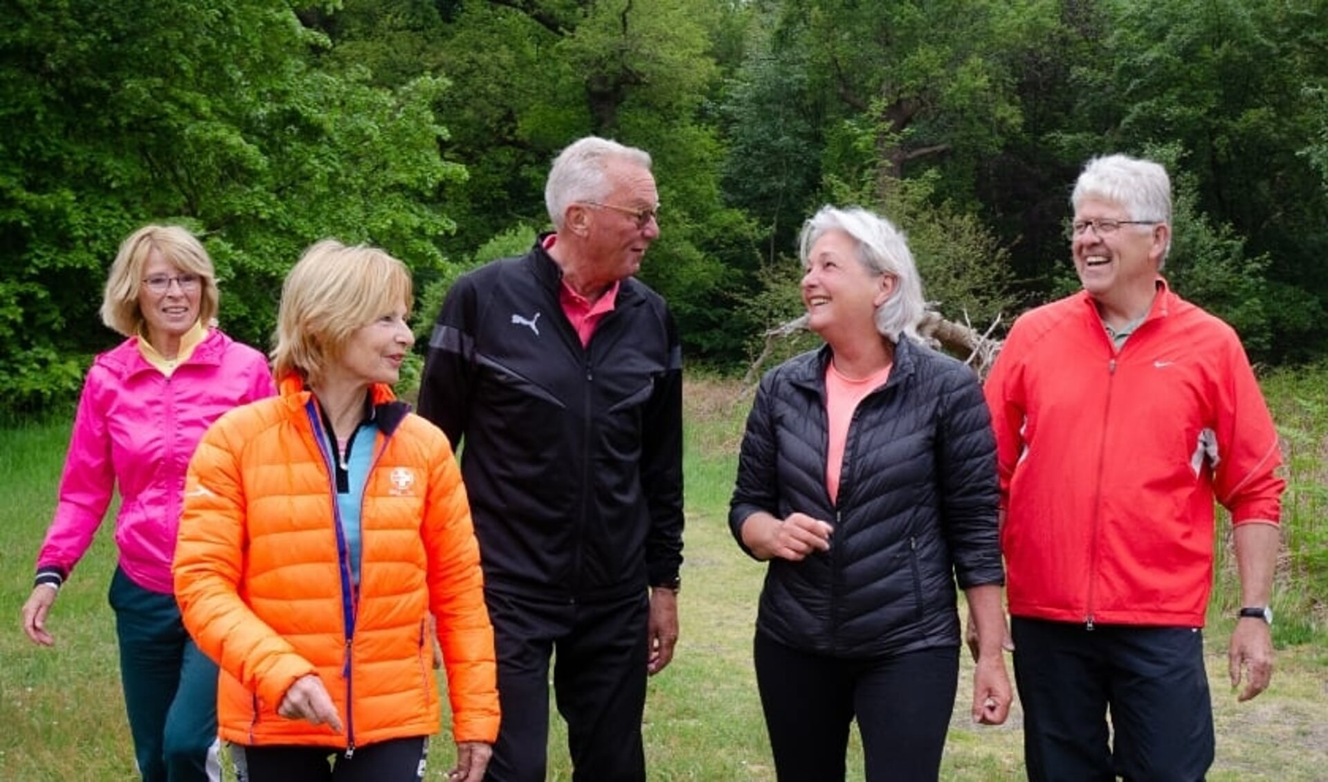 Bij GezondOud sporten deelnemers in natuurgebieden.