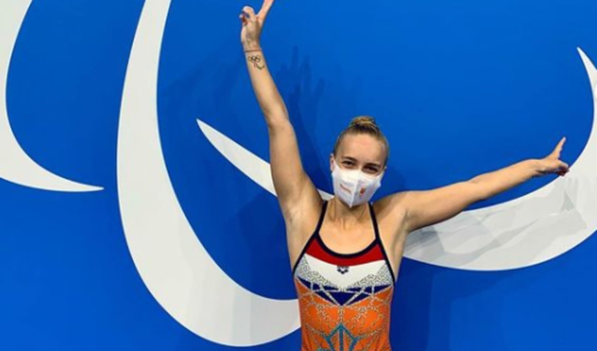 Lisa Kruger voor de Agito's in het zwemstadion in Tokyo tijdens de paralympische spelen