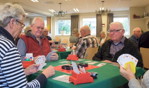 <p>Bridge is na een lange coronastop weer goed op gang gekomen.</p>