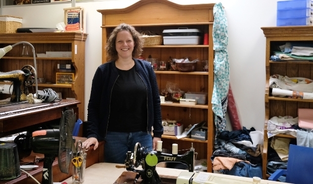 <p>Joke ter Haar in de textielwerkplaats aan de Johannes Postlaan.</p>