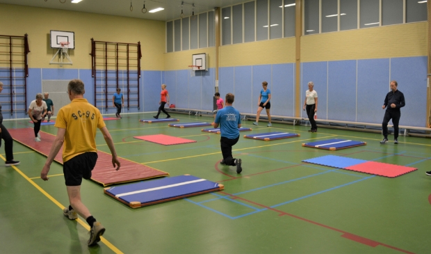 Knieoefening in SneeuwFit-training skivereniging