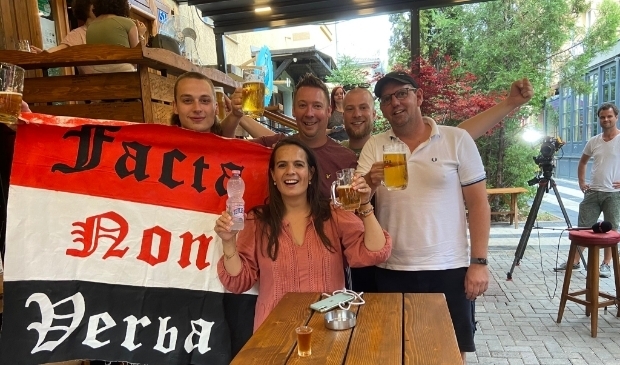 <p>Marcel van Aken (rechts) heeft het, samen met zijn Feyenoord maten en ESPN-verslaggeefster Aletha Leidelmeijer, prima naar de zin in Pristina.</p>