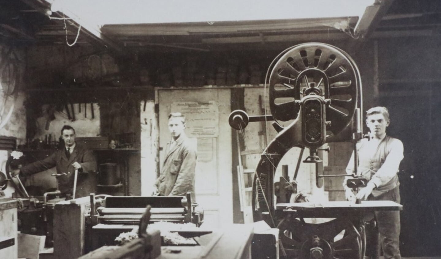Christaan (l) en Jan (r) van der Wielen in de werkplaats rond 1940