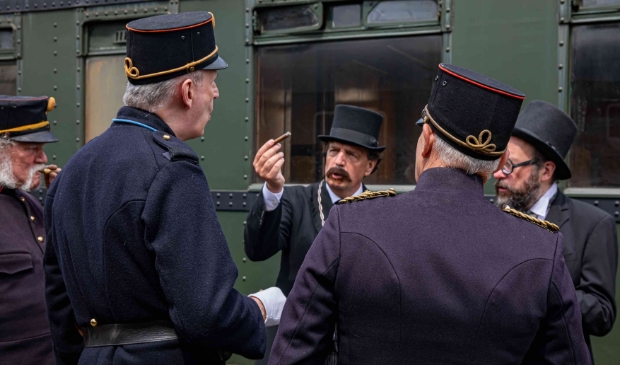 <p>Burgemeester Verhulst (met snor) speelt zijn evenknie uit 1905 in de film.</p>