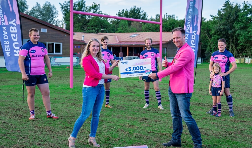 Rugby Club The Pink Panthers ontvangt cheque van 5.000 euro van de VriendenLoterij.