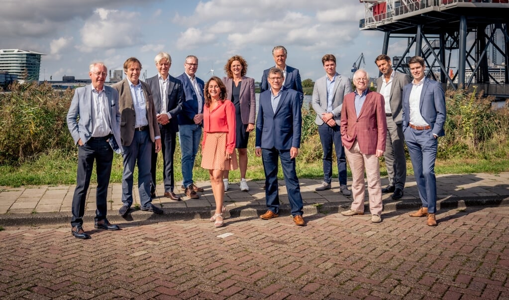 Dick Hulsebosch van het Haarlemmermeers Ondernemers Platform staat achterste rij tweede van links.