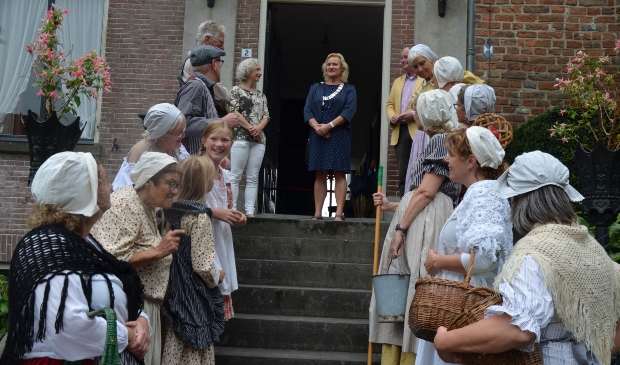 Loco burgemeester Wil Kosterman kwam in een oldtimer om Open Monumentendag te openen op Kasteel Rhijnestein