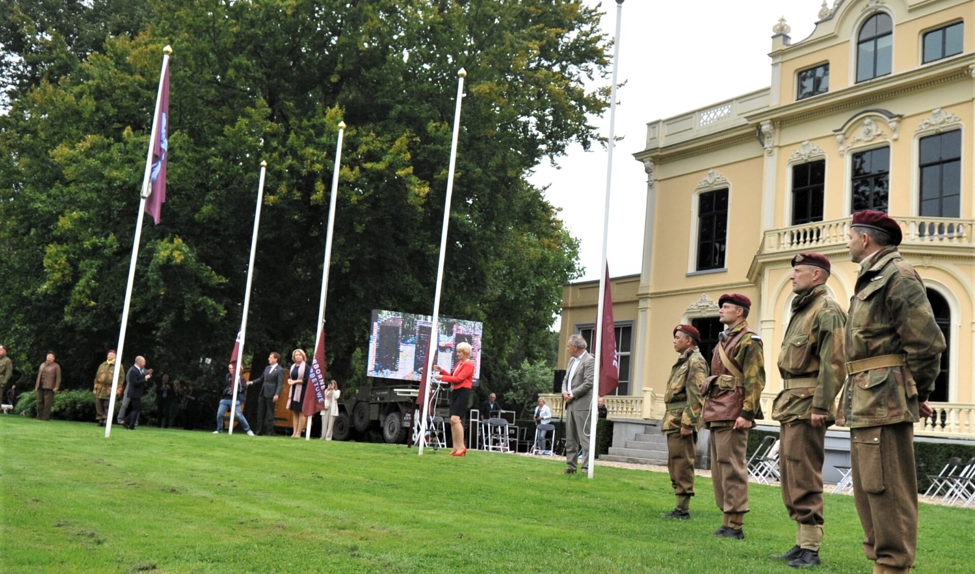 Door de coronamaatregelen was de opening ingetogen in de buitenlucht, op het voorterrein van het Airborne museum. 