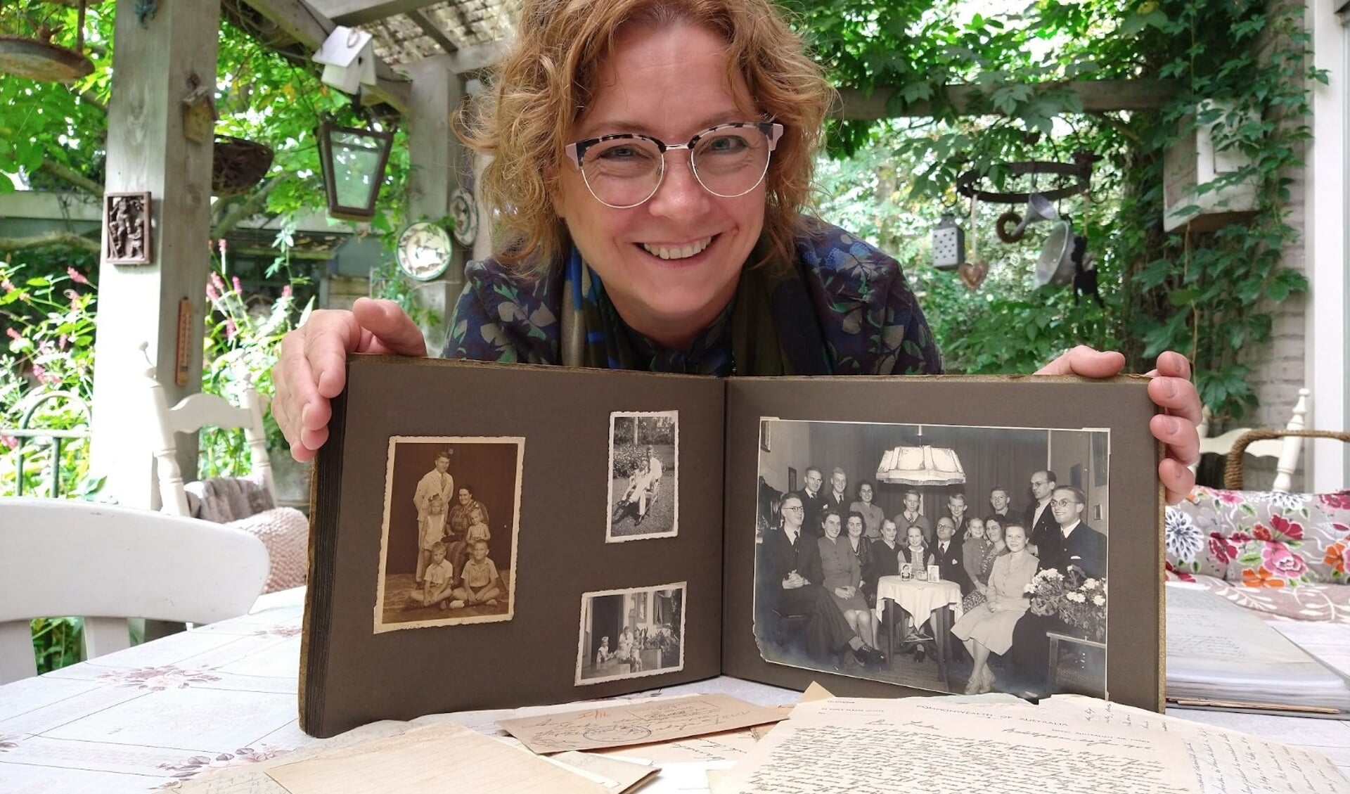 De Nijkerkse Leonie Bouwman met foto's van haar familie. 