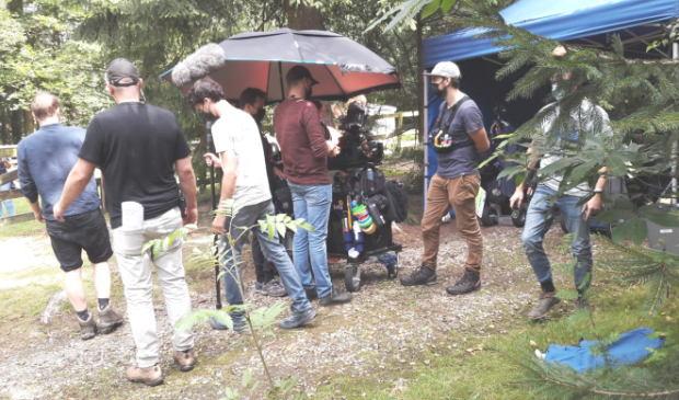 <p>mensen voor het beeld, voor het geluid, voor het licht... wat een drukte op de filmset!</p>