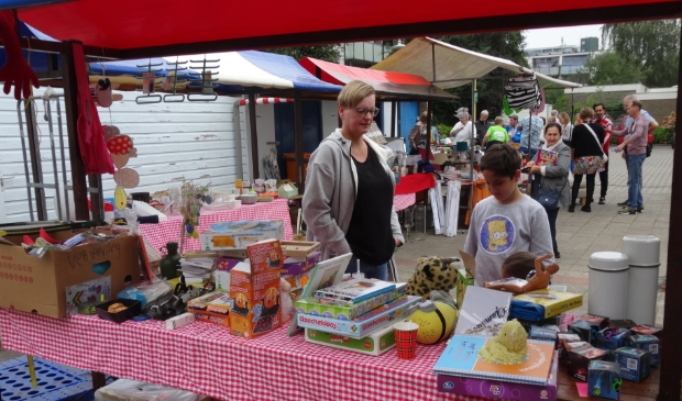 <p>Er was genoeg te snuffelen op de rommelmarkt. </p>