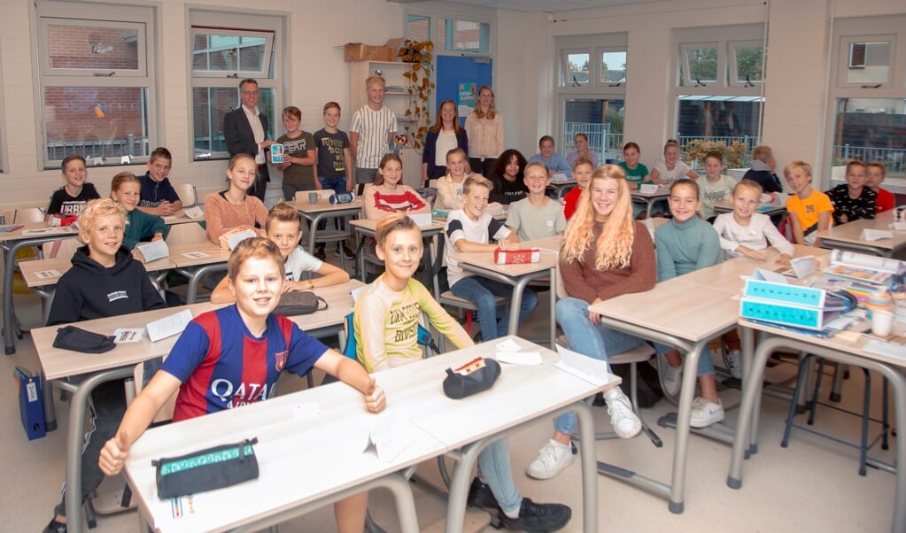 Wethouder Hans van Daalen woont een les over kinderrechten bij, in groep acht van de Willem van Oranjeschool in Barneveld.