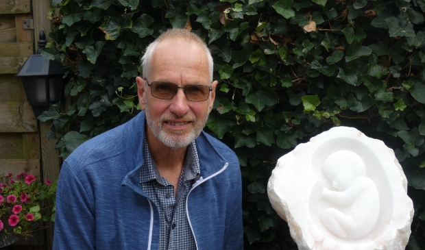<p>Gerard Bonefaas met een van zijn werken.</p>