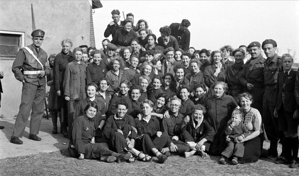 Een aantal van de 116 vrouwen na de bevrijding, onder hen Willempje Burger-Boeve uit Garderen (in de eerste staande rij vrouwen, de vierde vrouw van links: degene met handen op haar schouders.)
