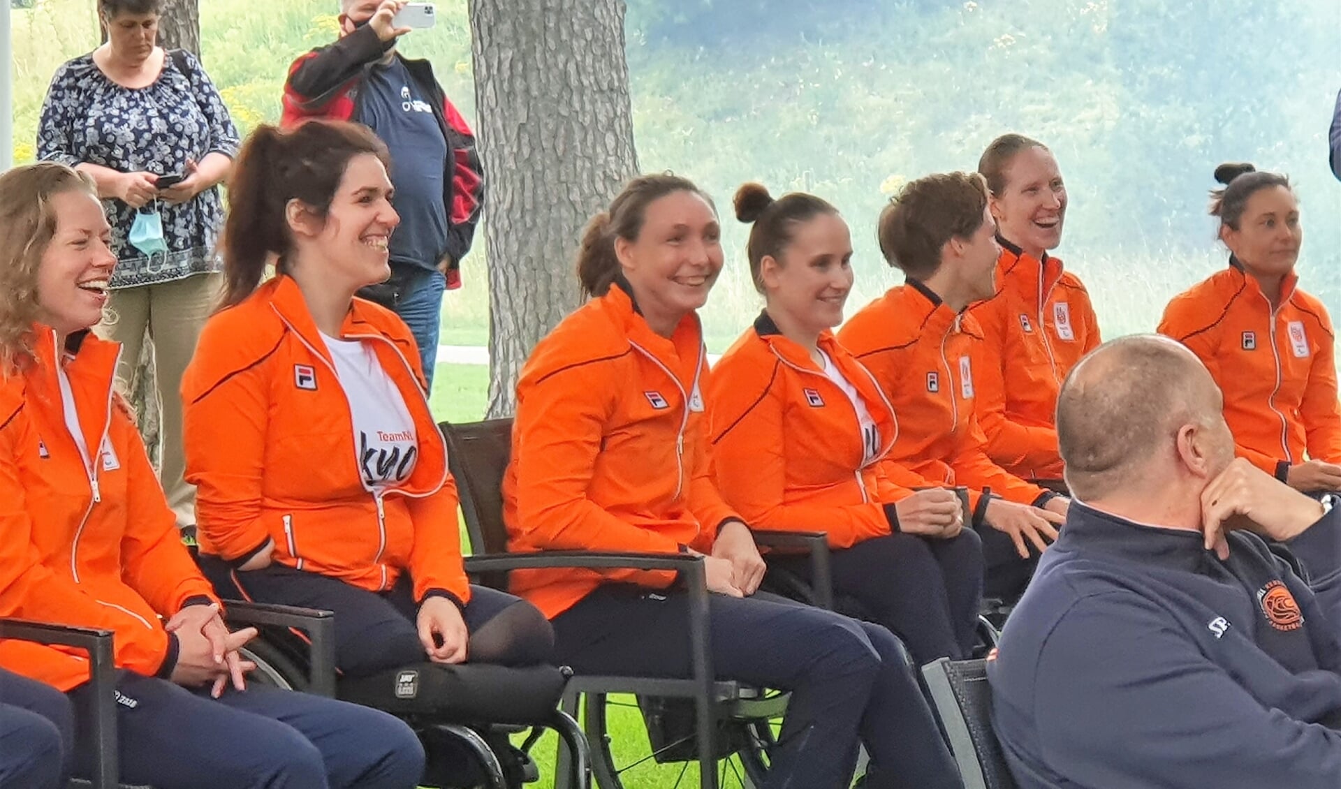 Het Nederlandse rolstoelbasketbalteam, met de Doorwerthse Mariska Beijer (derde van links) in de gelederen, bereikte op de Paralympische Spelen in Tokyo, de finale.