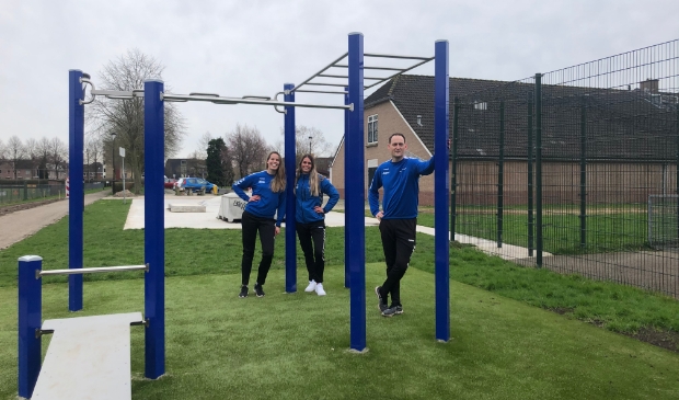 <p>Buurtsportcoaches naast het toestel bij de Schoudermantel. v.l.n.r. Mieke, Rowie en Jesper.</p>