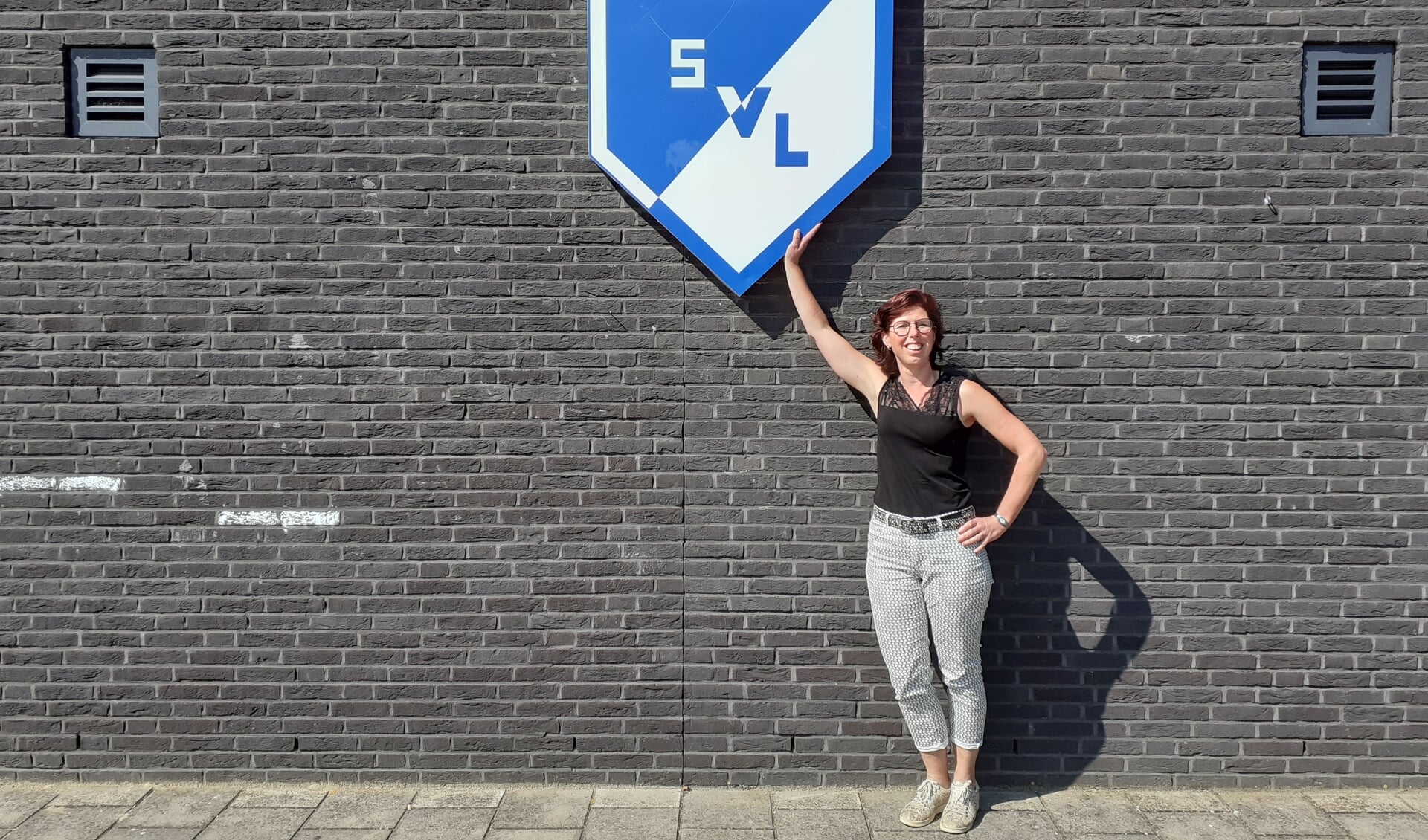 Aline Aalbertsen bij het SVL logo