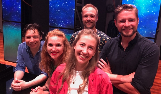 <p>Vlnr Maurice Lammerts van Bueren, Karin Strobos, Erik Slik, Elisabeth Hetherington en Martijn Cornet. </p>
