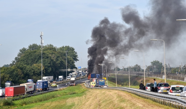 <p>Het ongeval op de A15 leidde ook tot een verkeerschaos in de binnenstad</p>