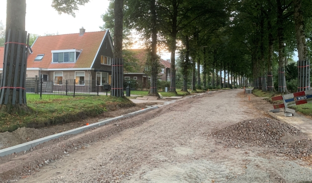 Bij de herinrichting van de Stationsstraat wil de gemeente stroken grond weer in eigen beheer hebben.