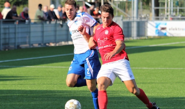 <p>Matchwinnaar Chris Boom in duel met tegenstander </p>
