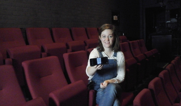 theaterbezoeker met app